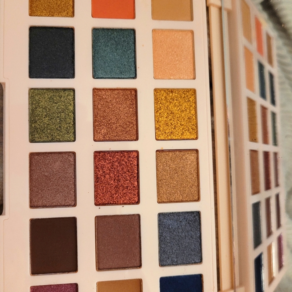 The Editor EYESHADOW Pallette